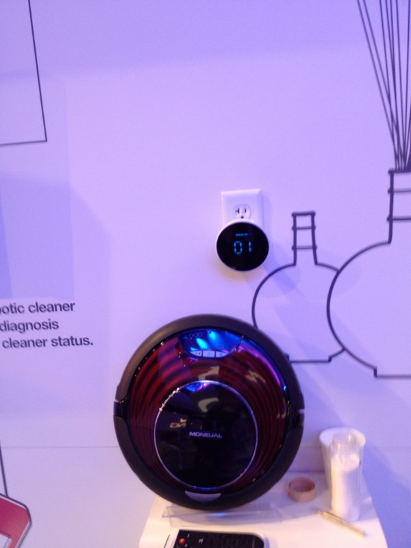 CES Moneual Vacuum cleaner with iphone app and multiple dust sensors